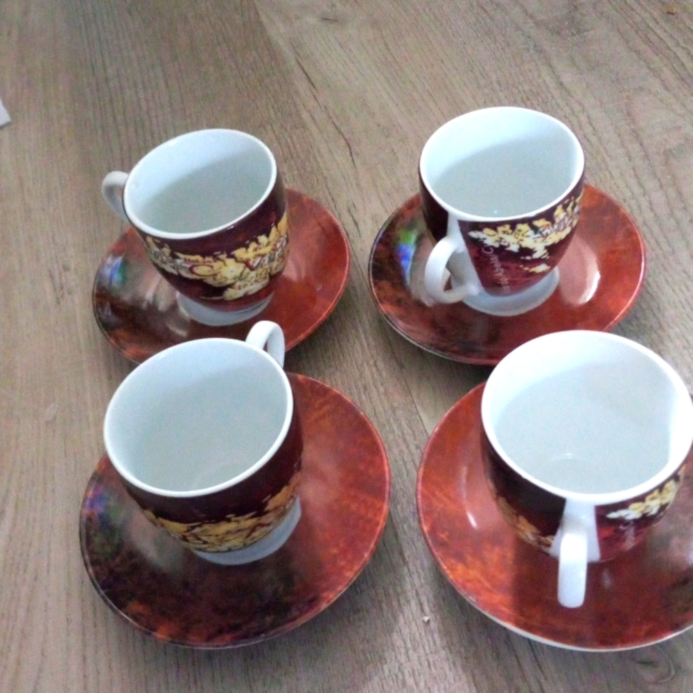 VINTAGE SET OF 4 EXPRESSO CUOS AND SAUCERS
